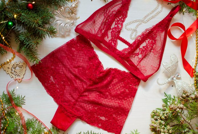 In Turkije, Spanje en Italië gaat rode lingerie momenteel vlot over de toonbank. Het dragen van de rode niemendalletjes zou geluk brengen in het nieuwe jaar.