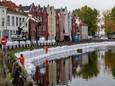 Al in 2021 zijn honderden zandzakken in de Oude Haven geplaatst om de kademuren te stutten.
