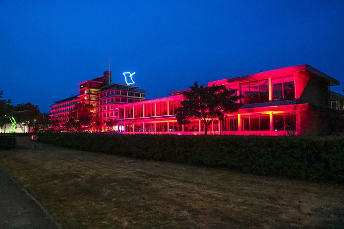 Het provinciehuis werd 11 augustus ook rood verlicht.