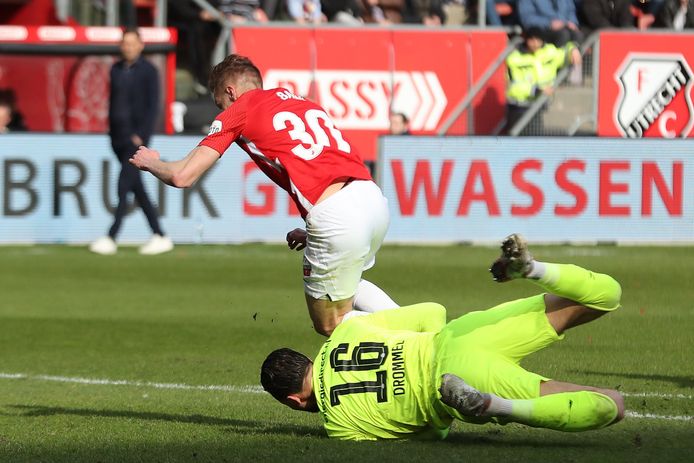 PSV-keeper Joel Drommel troeft Remco Balk van FC Utrecht af.