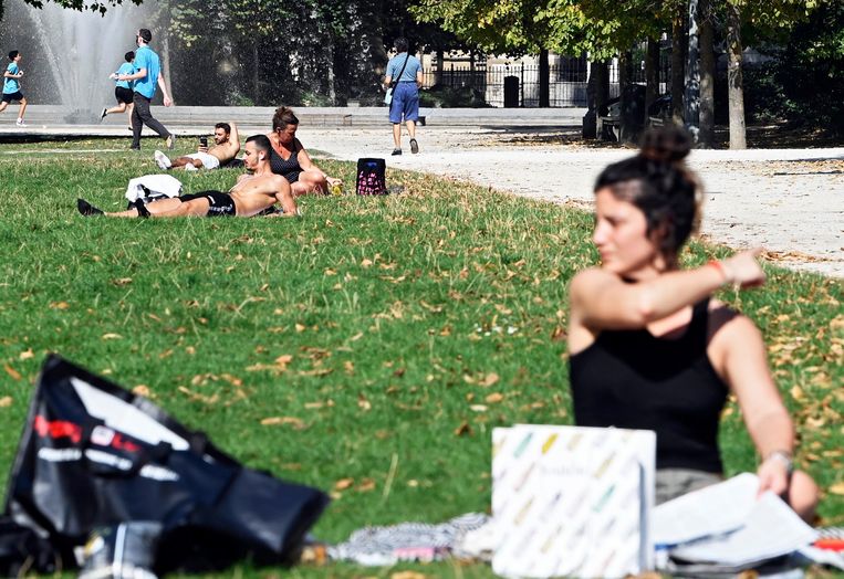 Opvallend warm weer in september in Brussel. Beeld Photo News