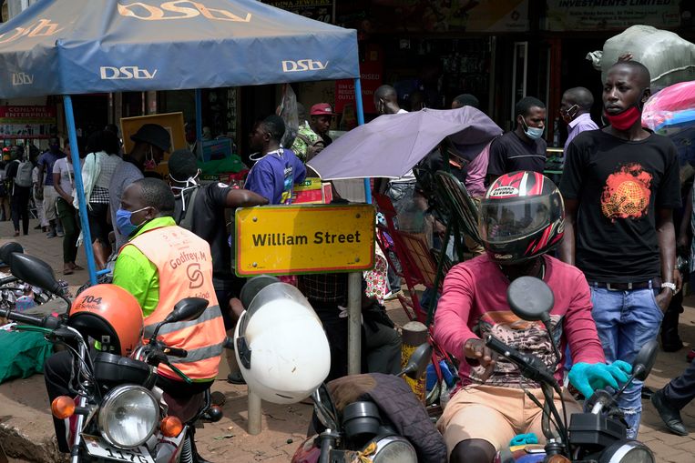 Een straatnaambord in Kampala, Oeganda. De straat is vernoemd naar Sir William MacKinnon, de oprichter van de Imperial British East Africa Company. Beeld Michele Sibiloni