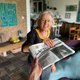 Gidi Heesakkers bezorgt de krant na bij Ria van der Geest-Blansjaar, die voor het krant lezen al heeft gezwommen