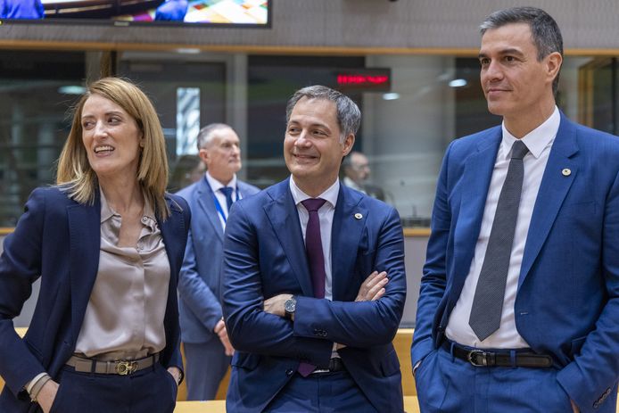 President van het Europese parlement Roberta Metsola, premier Alexander De Croo en premier Pedro Sanchez van Spanje tijdens de eerste dag van de Europese top.