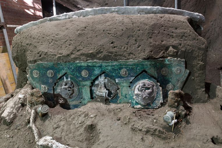 Triomfwagen met erotische afbeeldingen opgegraven in Pompeii. Beeld AFP