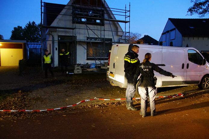 Het binnengevallen woning in Nijmegen is met linten afgezet.