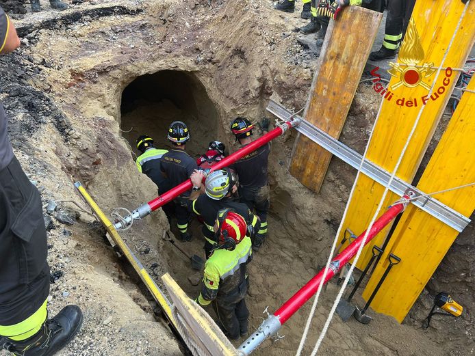I servizi di emergenza italiani hanno scavato un secondo tunnel e fornito alla vittima ossigeno e liquidi.