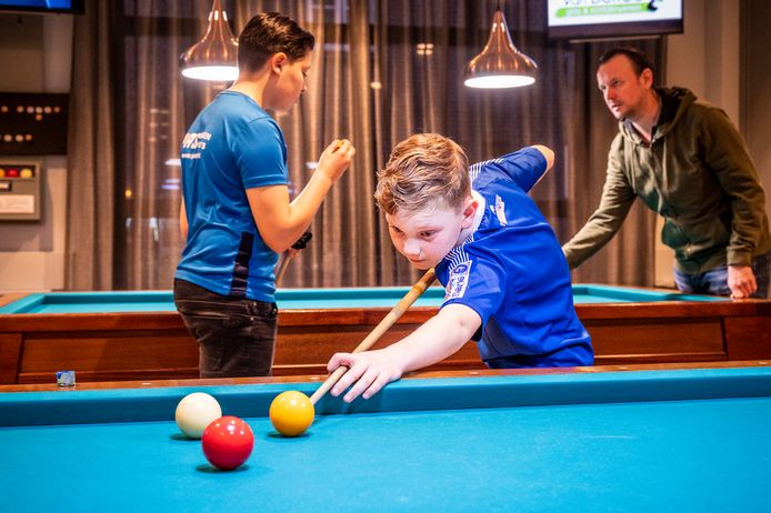 Sverre Dappers (9) op een trainingsavond van de jeugdbiljarters van BV Royal in Heeswijk.