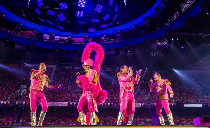 De Toppers zonder Gordon in een uitverkochte Johan Cruijff Arena. Thema dit jaar was 'Pretty in Pink'.