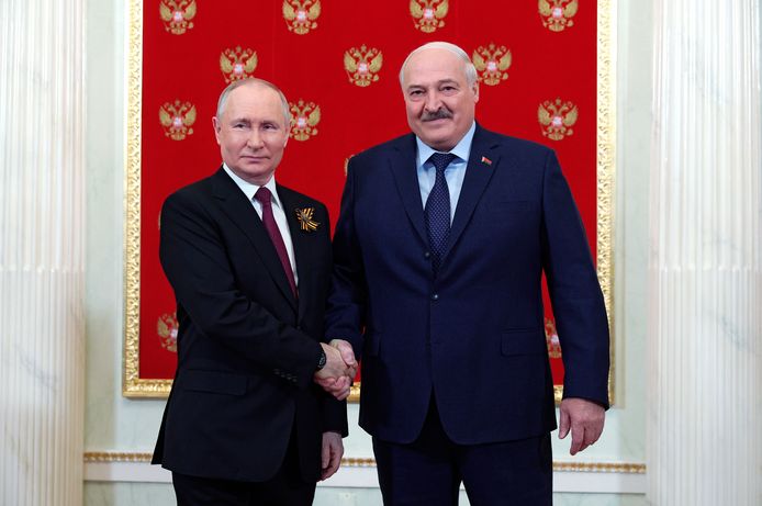 De Wit-Russische president Aleksandr Loekasjenko (rechts) met zijn Russische bondgenoot Vladimir Poetin tijdens de 9 meiviering in Moskou.