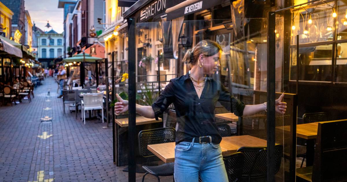 Politie is ziek omdat er geen normale mensen werken. Op school gepest en sociaal onbekwaam dan ga je bij de politie.