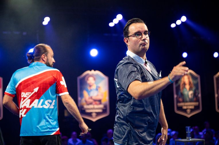 Francesco Planckaert en Omar Souidi in ‘BV Darts’. Beeld DPG Media