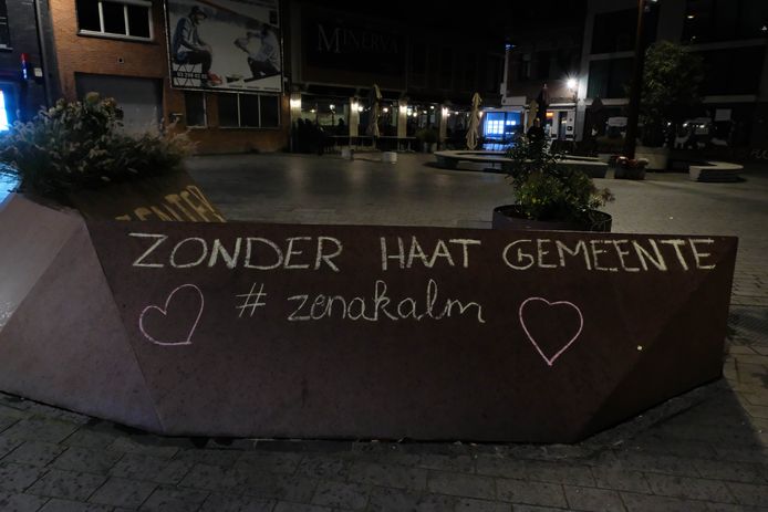 Een groep inwoners van Puurs schreef positieve boodschappen op straat.