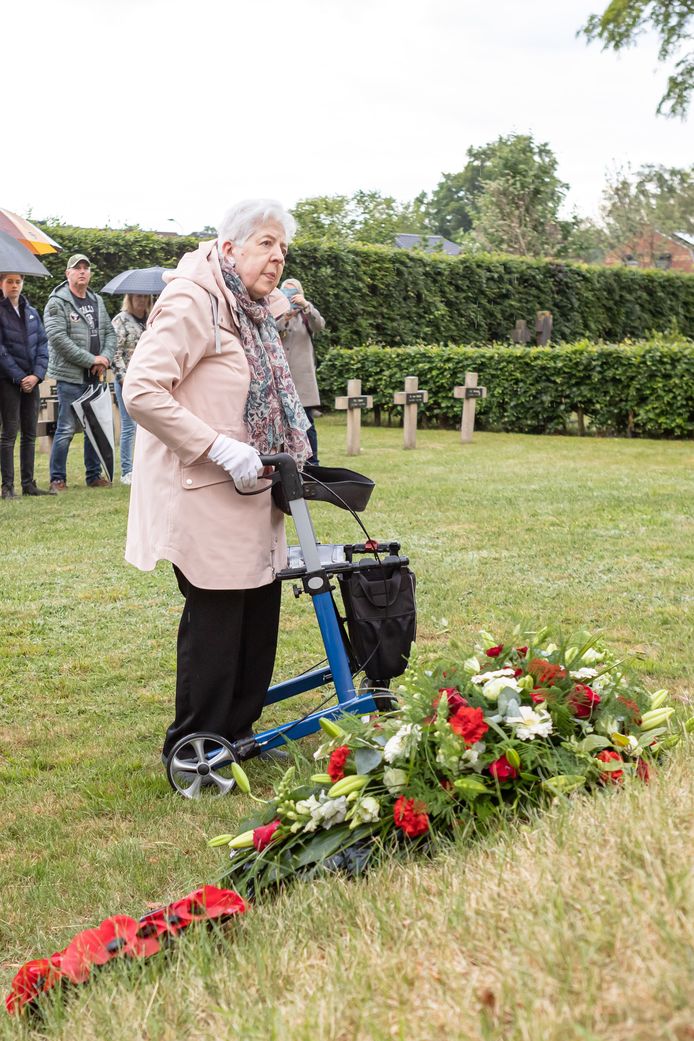 Mevrouw Dogge (88) nadat ze een krans bij het monument voor de slachtoffer van het bombardement heeft gelegd. Ze raakte bij de ramp in 1944 zelf gewond aan haar been.