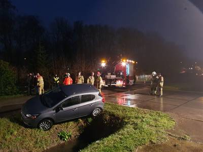 Auto raakt van de weg in Weurt, bestuurster ongedeerd