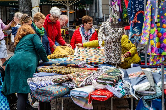 Wonderbaarlijk Ben depressief genezen Halfjaarlijkse stoffenmarkt op de Brink is een blijvertje | Deventer |  destentor.nl