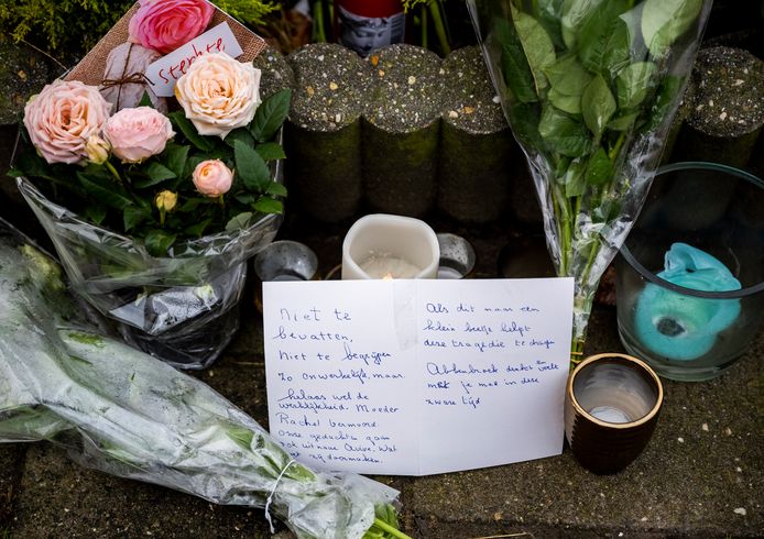 Bloemen in Abbenbroek, waar afgelopen maandag een jonge moeder werd doodgestoken.