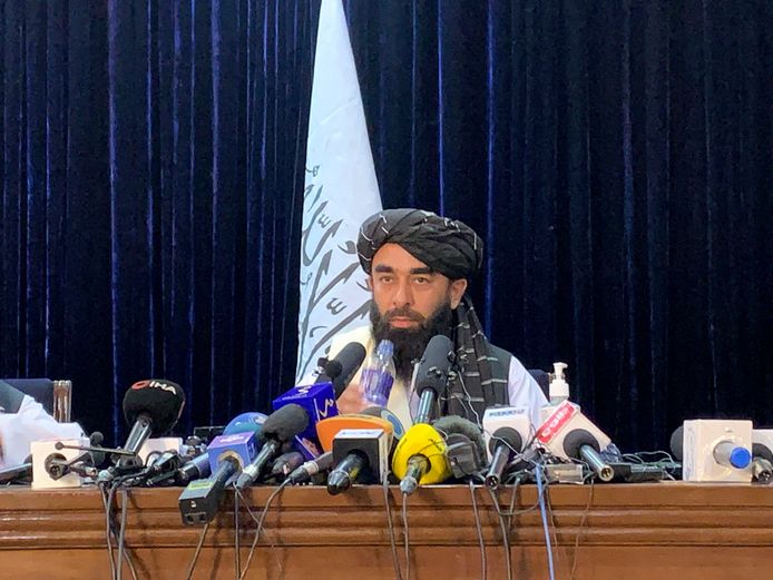 Talibanwoordvoerder Zabihullah Mujahid op zijn eerste persconferentie in Kaboel.