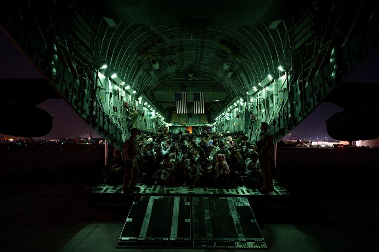 Een vliegtuig vol Afgaanse evacués op het moeilijk bereikbare vliegveld van Kabul.  Beeld U.S. Air Force via Getty Images