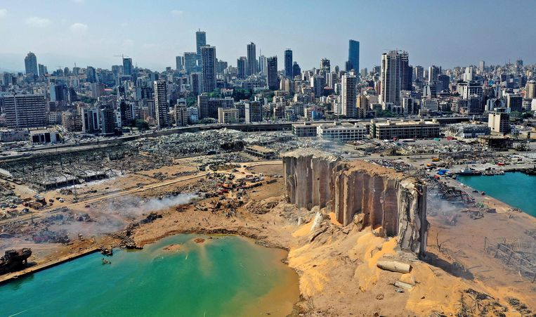 De Libanese hoofdstad Beiroet, en dag na de verwoestende explosie in de haven op 4 augustus 2020.  Beeld AFP