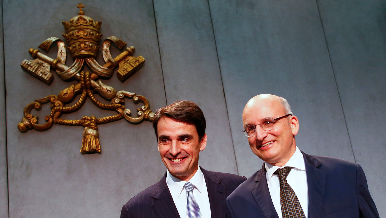 Jean-Baptiste de Franssu, de nieuwe voorzitter van de Vaticaanse bank, met zijn voorganger Ernst Von Freyberg. Beeld Reuters