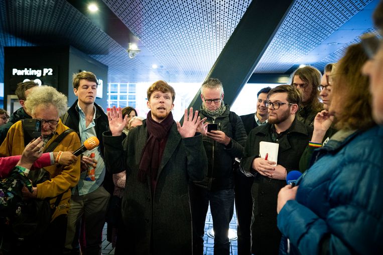De geroyeerde partijvoorzitter Sebastiaan Wolswinkel voor de ingang van de Rai tijdens het congres van de Partij voor de Dieren (PvdD), waar hij niet naar binnen mag. Beeld Freek van den Bergh / de Volkskrant