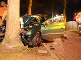 Auto botst tegen boom in Beek en Donk, twee gewonden