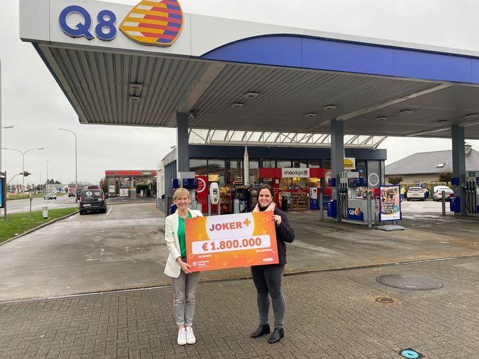 Uitbaatster Anne Rijckaerts van Shop&Go aan de Zelebaan in Lokeren en Liliane Goor van de Nationale Loterij, met de cheque van 1,8 miljoen euro voor de anonieme winnaar.