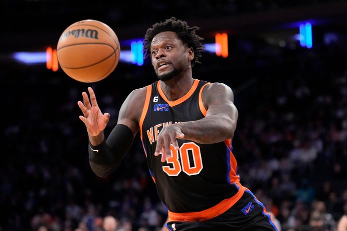Julius Randle et les Knicks ont comblé un écart de 21 points pour s'imposer contre Philadelphie.