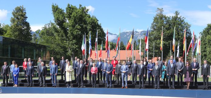 Para peserta upacara bersama di foto, tanpa Frans Timmermans.  Janez Jansa dari Slovenia berdiri di sebelah kanan wanita berjaket merah dan merah muda, Presiden Komisi Eropa Ursula von der Leyen.