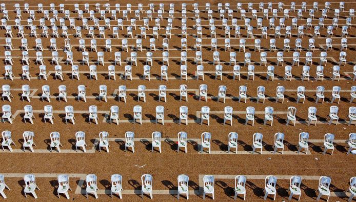 Deze stoeltjes op het Rabinplein in Tel Aviv symboliseren de 1.000 coronadoden in Israël.