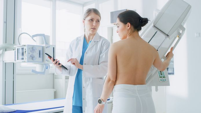 Een vrouw ondergaat een mammografie, een techniek die gebruikt wordt om borstkanker op te sporen.