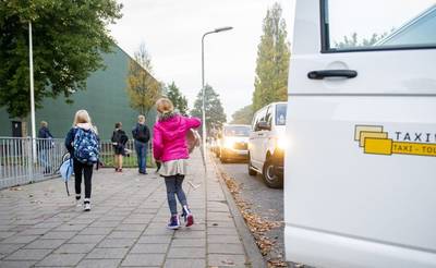 Thomas (11) zit dit schooljaar nog langer in de bus, reistijd met kwartier verlengd
