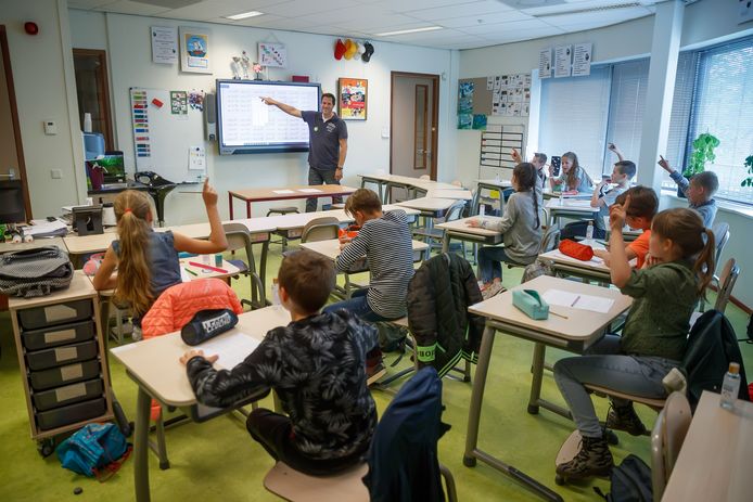 Meester Edwin van basisschool De Hofstee in Etten-Leur voor een deel van zijn groep 7-leerlingen.