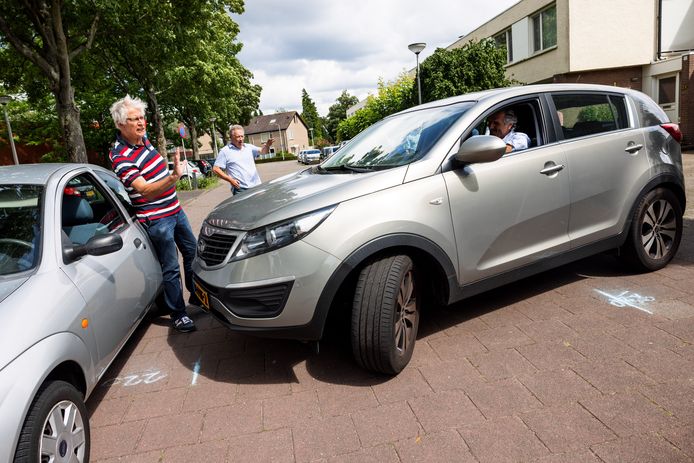 Anthony kan zijn oprit uit niet zonder steken verlaten als er straks auto’s aan beide kanten van de weg staan.