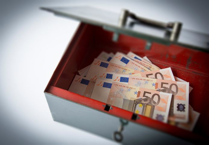 2013-06-13 00:00:00 DEN HAAG - ILLUSTRATIE Bezuiniging. Een geldkist met geld. ANP XTRA LEX VAN LIESHOUT