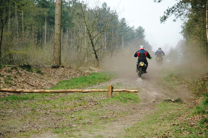 Illegale wildcrossers in een Nederlands bos. Foto ter illustratie; de locatie op de foto is niet de locatie van de handhavingsactie.