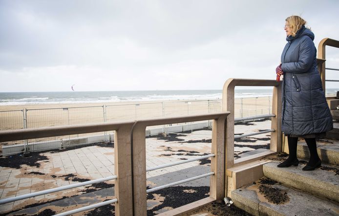 De Haagse burgemeester Pauline Krikke nam op 1 januari in Scheveningen een kijkje in het gebied waar de schade is ontstaan door de door lucht vliegende vonken van het grote vreugdevuur op het strand bij Scheveningen.