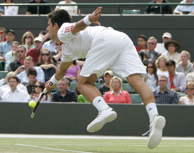 De ServiÃ«r Novak Djokovic in actie in de zware wedstrijd tegen Marcos Baghdatis. Djokovic had vijf sets nodig om de halve finale te bereiken. (ANP) Beeld AP
