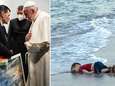 Paus ontmoet vader van overleden vluchtelingenjongetje op historische foto