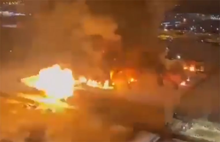 In het winkelcentrum bij Moskou vonden explosies plaats tijdens de brand. Beeld Twitter