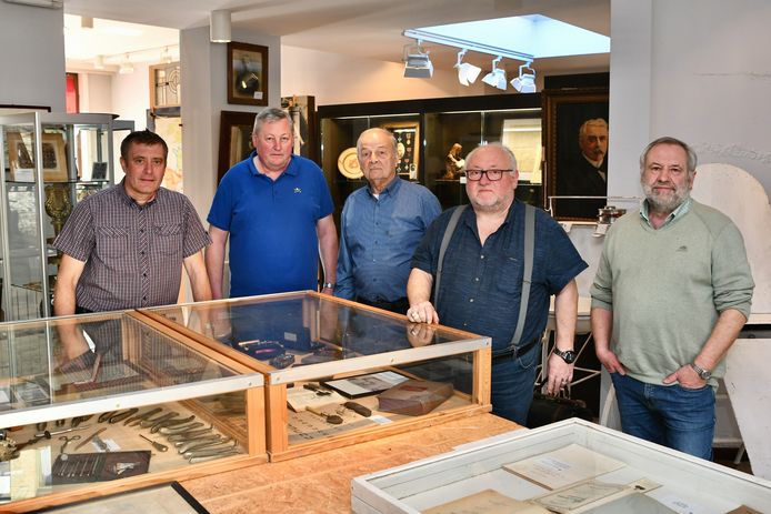 De Stedelijke Oudheidkundige Commissie organiseert een opendeurweekend in het Erfgoedhuis René Defrancq. We bemerken vlnr Luc Decorte, %arc Devroe, André De Cooman, Claude Vandewoestyne en voorzitter Stephane Debonne