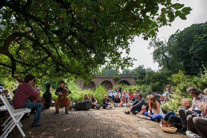 Een eerdere editie van het jaarlijkse Cello Festival Zutphen. Op de foto een picknickconcert in de tuin van Het Bolwerck.