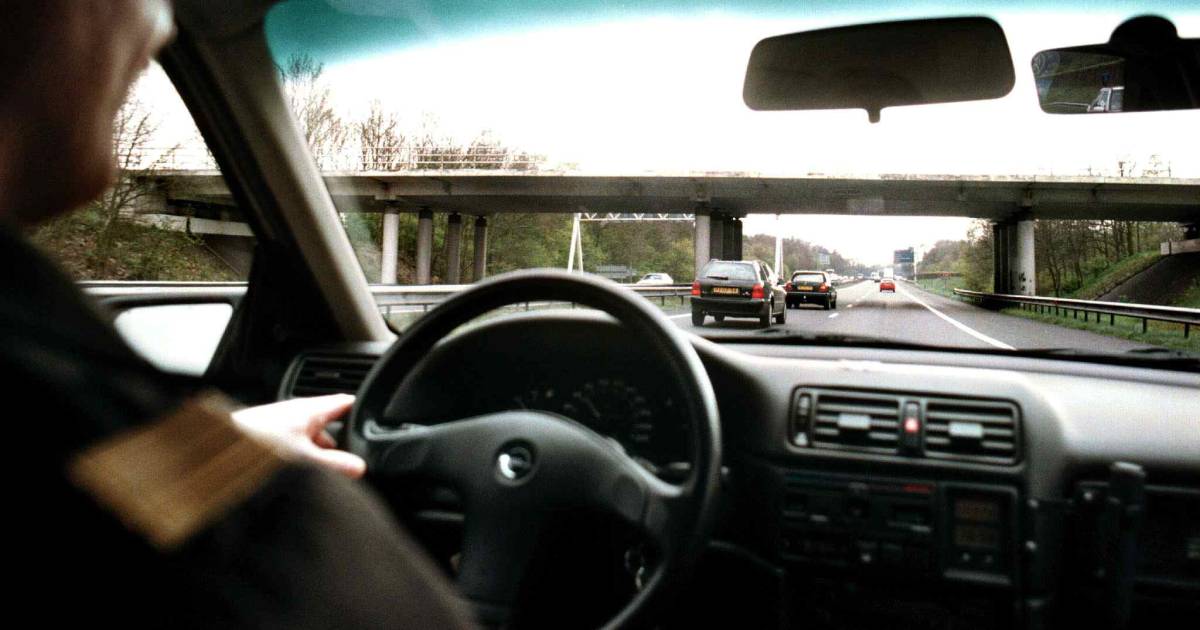 Twee mannen veroorzaken ongeluk met gestolen auto als politie ze op de hielen zit.