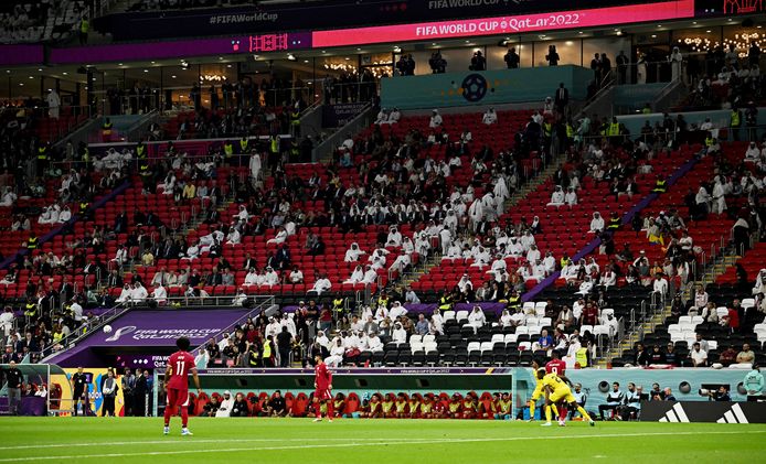 Veel lege plekken op de eretribune van het Al Bayt Stadium in Al Khor.