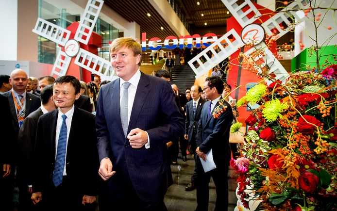 Koning Willem-Alexander samen met oprichter Jack Ma van de Chinese webreus Alibaba tijdens een staatsbezoek in 2015