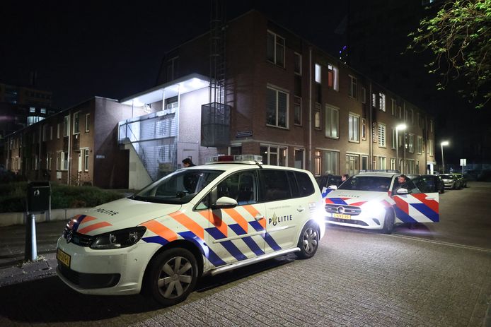 In een woning aan de Boerhaavestraat is donderdagavond een grote hoeveelheid drugs, geld en wapens aangetroffen.