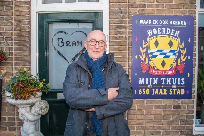 Woerdenaar Bram Hart vindt de festiviteiten voor Woerden 650 maar zo zo. Om het feestjaar wat meer aandacht te geven, heeft hij naast zijn huis een plaat opgehangen.