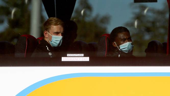Oefenduel PSV gaat niet door: speler UNA krijgt in spelersbus telefoontje over besmetting