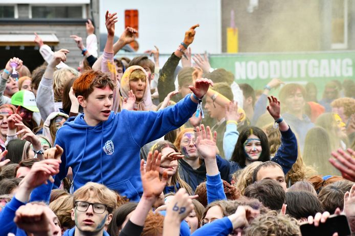 In Roeselare vierden ze de 50 dagen in plaats van de 100 dagen. De jongeren gingen vanaf 6u 's morgens uit de bol op het Polenplein.